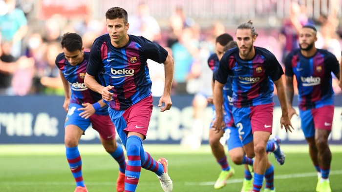 BARCELONA, SPAIN - SEPTEMBER 26: Gerard Pique of FC Barcelona in action during the warm up prior to the LaLiga Santander match between FC Barcelona and Levante UD at Camp Nou on September 26, 2021 in Barcelona, Spain. (Photo by David Ramos/Getty Images)