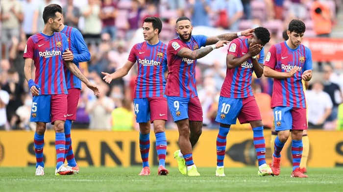 BARCELONA, SPAIN - SEPTEMBER 26: Ansu Fati (2ndR) of FC Barcelona celebrates after scoring his teams third goal during the LaLiga Santander match between FC Barcelona and Levante UD at Camp Nou on September 26, 2021 in Barcelona, Spain. (Photo by David Ramos/Getty Images)
