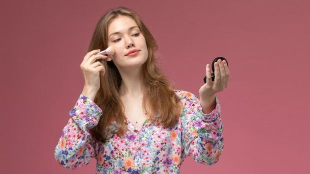 Bedak tabur untuk kulit berjerawat/foto: freepik.com/kamranaydinov