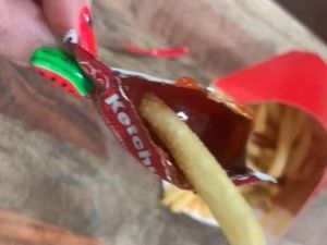 Begini Cara Buka Saus Sachet yang Lebih Efisien Begini Cara Buka Saus Sachet yang Lebih Efisien
