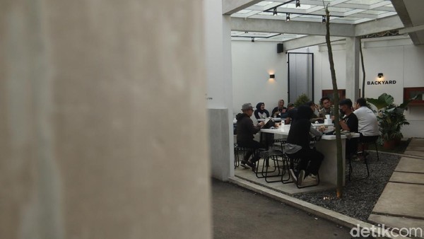 Tempat ngopi ini sengaja diberi nama Coffee de.u agar mudah diingat oleh wisatawan. Kapasitas maksimal kedai kopi ini sekitar 300 orang, namun karena PPKM dibatasi jadi hanya 150-200 orang. (Wisma Putra/detikTravel) Tempat ngopi ini sengaja diberi nama Coffee de.u agar mudah diingat oleh wisatawan. Kapasitas maksimal kedai kopi ini sekitar 300 orang, namun karena PPKM dibatasi jadi hanya 150-200 orang. (Wisma Putra/detikTravel)