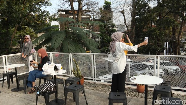 Karena tempat ngopi ini berlokasi strategis, tak jarang wisatawan yang hendak datang ke Bandung berkunjung untuk rehat sejenak dan mencicipi sajian kopi di tempat ini. (Wisma Putra/detikTravel) Karena tempat ngopi ini berlokasi strategis, tak jarang wisatawan yang hendak datang ke Bandung berkunjung untuk rehat sejenak dan mencicipi sajian kopi di tempat ini. (Wisma Putra/detikTravel)