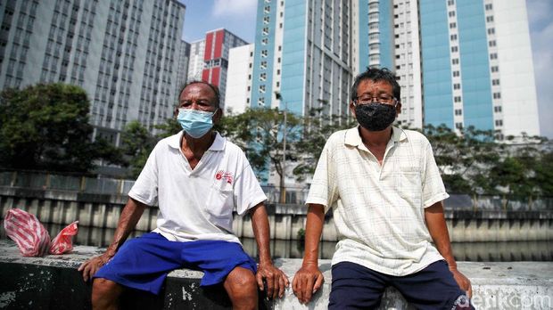 Hingga kini pandemi COVID-19 masih belum berakhir. Warga diharapkan untuk tetap mematahi protokol kesehatan untuk mencegah penyebaran virus tersebut.