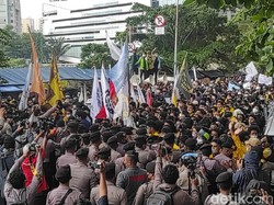 Massa BEM SI Dorong-dorongan dengan Polisi, Paksa Aksi Depan KPK