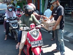 Demo Harga Pakan Mahal, Peternak Ayam di Magetan Bagikan Telur Gratis
