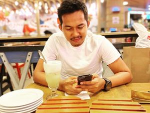 Gaya Santai Ega Prayudi, Putra Tukul Arwana saat Makan di Restoran Mewah