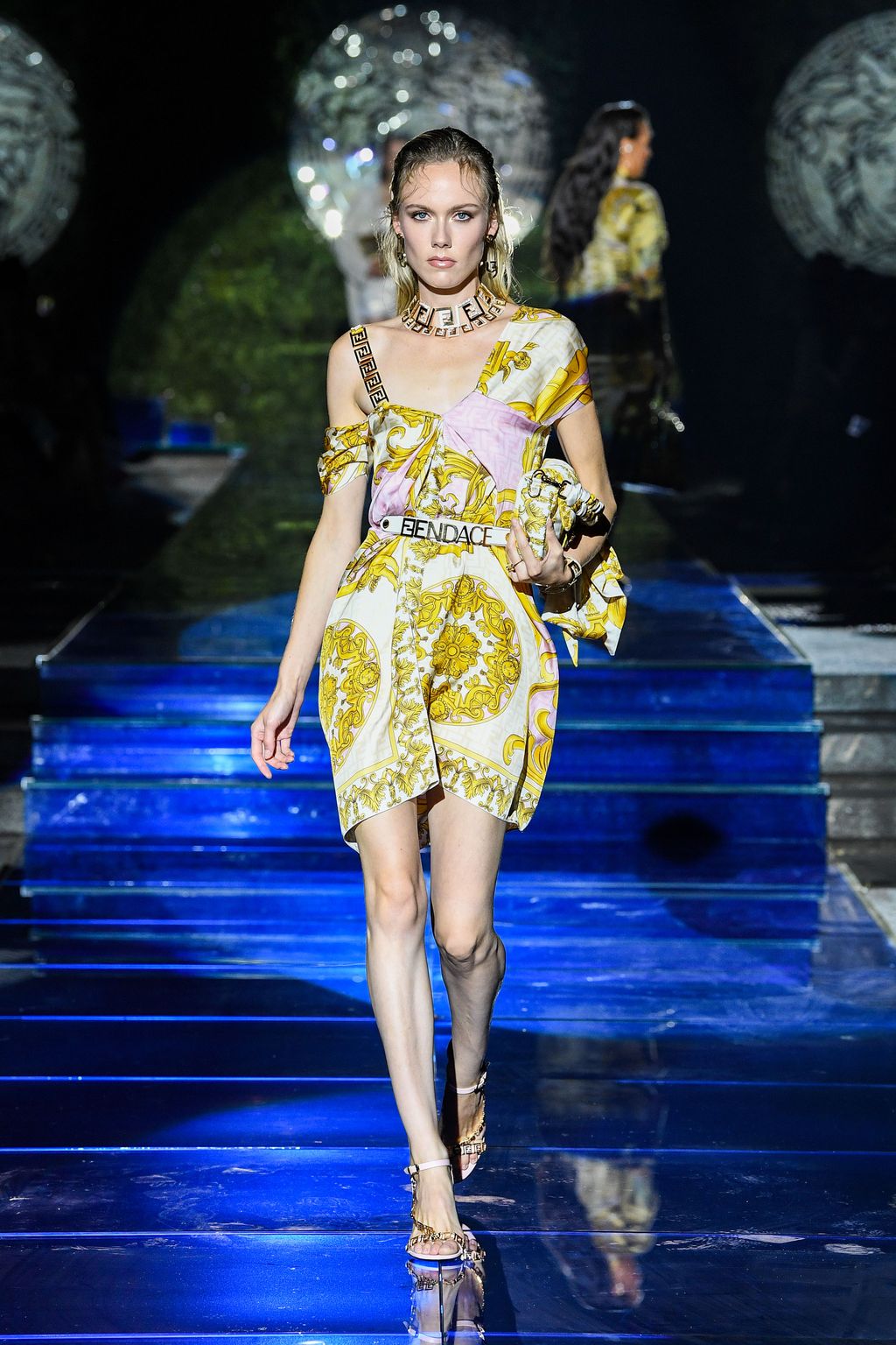 Fashion Show Koleksi Kolaborasi Fendi dengan Versace