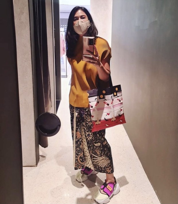 Memadukan batik dengan sneakers/