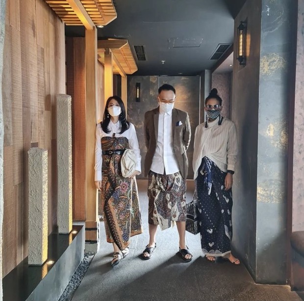 Dian Sastro (kiri) mengenakan kain batik sebagai kemben/