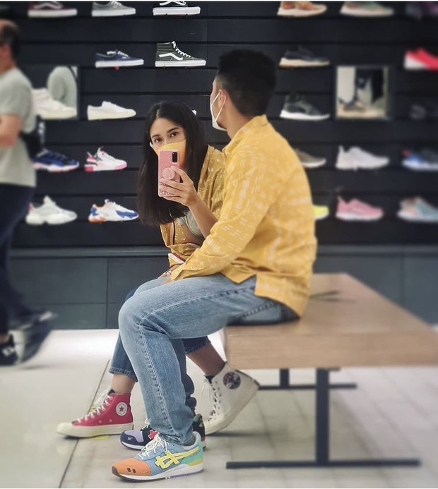 Couple style dengan batik dan sneakers fashionable/