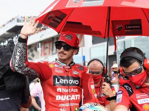 Momen Pecco Tak Rayakan Podium demi Hormati Mendiang Sepupu Vinales Momen Pecco Tak Rayakan Podium demi Hormati Mendiang Sepupu Vinales