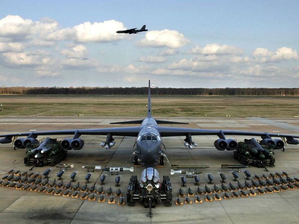 Bomber AS Nyaris Disergap Sukhoi Rusia di Udara
