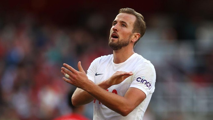 LONDON, ENGLAND - SEPTEMBER 26: Harry Kane of Tottenham Hotspur reacts after a missed chance during the Premier League match between Arsenal and Tottenham Hotspur at Emirates Stadium on September 26, 2021 in London, England. (Photo by Clive Rose/Getty Images)