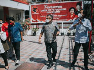 Sambangi Kantor PDIP Surabaya, Hasto Diskusi Bareng Walkot dan Ketua DPC Sambangi Kantor PDIP Surabaya, Hasto Diskusi Bareng Walkot dan Ketua DPC
