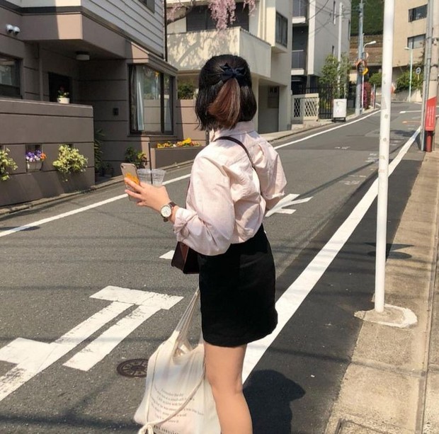 Ilustrasi wanita korea jalan kaki/Pinterest.com/r o s i e Ilustrasi wanita korea jalan kaki/Pinterest.com/r o s i e