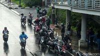 Jakarta Hujan, Pemotor Melipir Sampai Makan Jalan