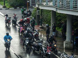 Jakarta Hujan, Pemotor Melipir Sampai Makan Jalan Jakarta Hujan, Pemotor Melipir Sampai Makan Jalan
