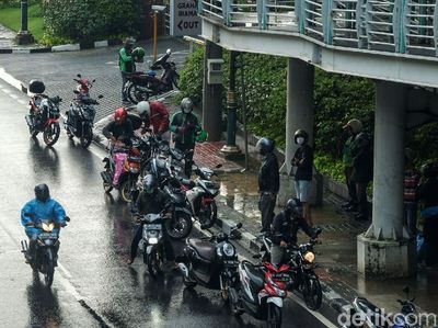 Jakarta Hujan, Pemotor Melipir Sampai Makan Jalan