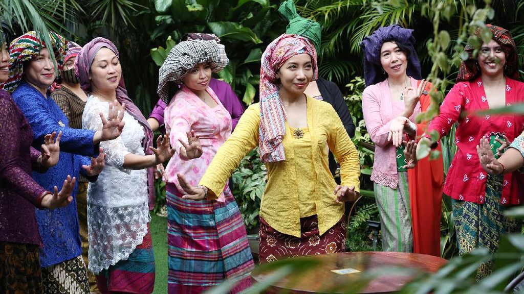 Kala Perempuan Indonesia Tampil Cantik dengan Tengkuluk
