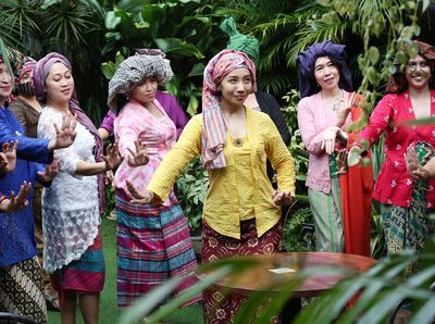 Kala Perempuan Indonesia Tampil Cantik dengan Tengkuluk