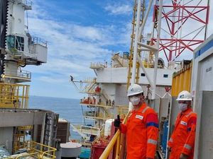 Momen Ahok Kunjungi Tasha di Lepas Pantai