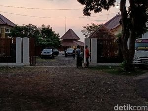 Rumah Kasi Bina Marga Kabupaten Probolinggo Juga Digeledah KPK Rumah Kasi Bina Marga Kabupaten Probolinggo Juga Digeledah KPK
