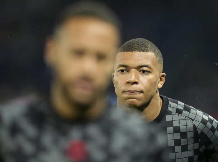 PSG's Kylian Mbappe and Neymar, left, exercise during warmup before the French League One soccer match between Paris Saint-Germain and Montpellier at the Parc des Princes stadium in Paris, Saturday, Sept. 25, 2021. (AP Photo/Christophe Ena)
