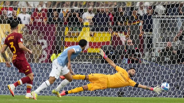 Lazio's Pedro, 2nd left, scores his side's second goal past Roma's goalkeeper Rui Patricio during a Serie A soccer match between Lazio and Roma, at Rome's Olympic Stadium, Sunday, Sept. 26, 2021. (AP Photo/Andrew Medichini)