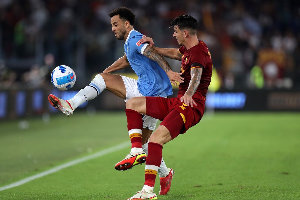 ROME, ITALY - SEPTEMBER 26: Felipe Anderson of Lazio holds off pressure from Roger Ibanez of Roma during the Serie A match between SS Lazio and AS Roma at Stadio Olimpico on September 26, 2021 in Rome, Italy. (Photo by Paolo Bruno/Getty Images)