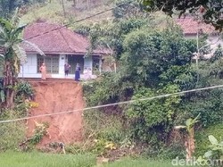 Longsor Ancam 4 Rumah-Jalan dan Sawah di Bandung Barat