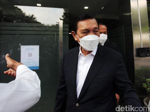 Luhut Minta Warga Punya Tiket Segera Suntik Booster Luhut Minta Warga Punya Tiket Segera Suntik Booster
