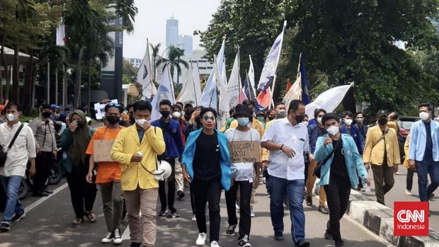 Massa aksi demo dari BEM SI tiba di Gedung KPK, Jakarta Selatan, Senin (27/9)