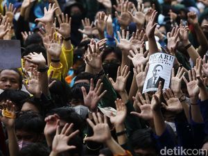 Penampakan Massa Aliansi BEM SI Geruduk KPK