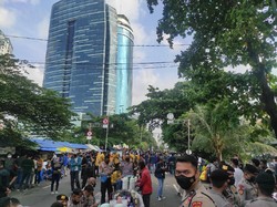 Aksi BEM SI Selesai, Demo Ditutup dengan Pungut Sampah Bareng Polisi