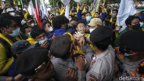 Memanas, Massa BEM SI dan Polisi Saling Dorong di KPK