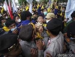 Sempat Mereda, Massa BEM SI Dorong-dorongan Lagi dengan Polisi di KPK