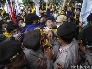 Memanas, Massa BEM SI dan Polisi Saling Dorong di KPK Memanas, Massa BEM SI dan Polisi Saling Dorong di KPK