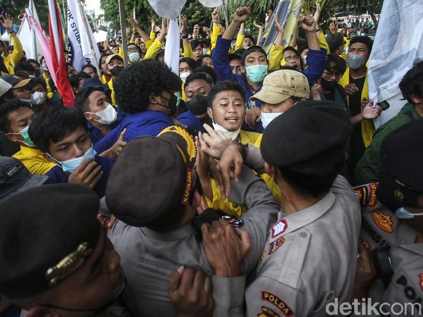 Memanas, Massa BEM SI dan Polisi Saling Dorong di KPK