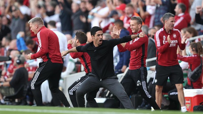 LONDON, ENGLAND - SEPTEMBER 26: Mikel Arteta manager of Arsenal celebrates their teams second goal during the Premier League match between Arsenal and Tottenham Hotspur at Emirates Stadium on September 26, 2021 in London, England. (Photo by Julian Finney/Getty Images)