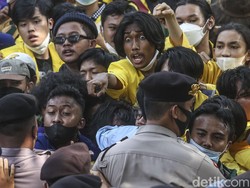 Momen Massa BEM SI Saling Dorong dengan Polisi di KPK