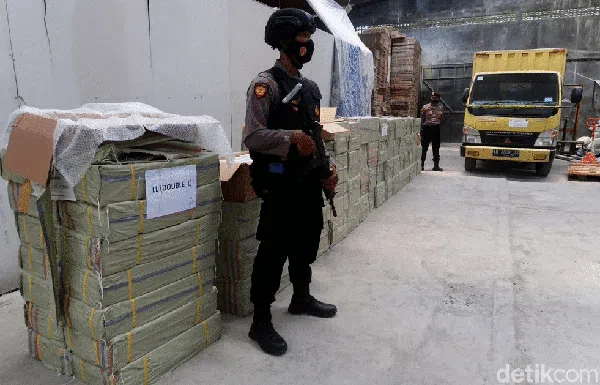 Momen Polisi Gerebek 2 Pabrik Psikotropika di Yogya