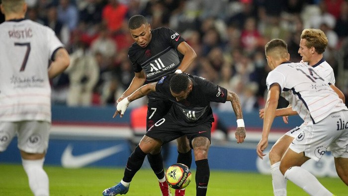 PSGs Kylian Mbappe, center left, and teammate Neymar go both for the same ball during the French League One soccer match between Paris Saint-Germain and Montpellier at the Parc des Princes stadium in Paris, Saturday, Sept. 25, 2021. (AP Photo/Christophe Ena)