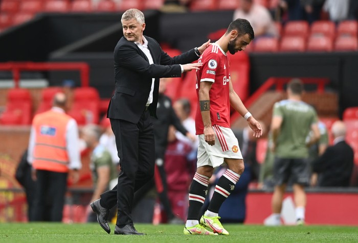 MANCHESTER, ENGLAND - SEPTEMBER 25: Ole Gunnar Solskjaer, Manager of Manchester United with Bruno Fernandes after the Premier League match between Manchester United and Aston Villa at Old Trafford on September 25, 2021 in Manchester, England. (Photo by Gareth Copley/Getty Images)