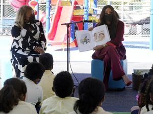 Gaya Mewah Meghan Markle saat Kunjungan ke SD Negeri Jadi Sorotan Gaya Mewah Meghan Markle saat Kunjungan ke SD Negeri Jadi Sorotan