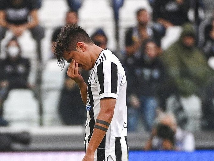 Juventus' Paulo Dybala leaves the pitch after suffering an injury during the Italian Serie A soccer match between Juventus and Sampdoria, in Turin, Italy, Sunday, Sept. 26, 2021. (Marco Alpozzi/LaPresse via AP)
