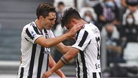 Chiesa, rekan setimnya sempat menghibur Dybala (AP/Marco Alpozzi)