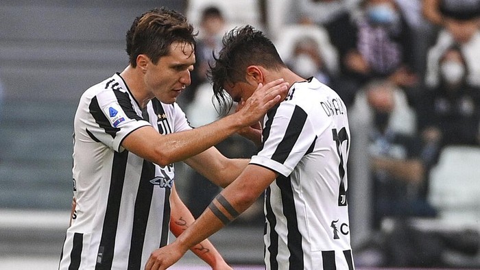 Juventus Paulo Dybala leaves the pitch after suffering an injury during the Italian Serie A soccer match between Juventus and Sampdoria, in Turin, Italy, Sunday, Sept. 26, 2021. (Marco Alpozzi/LaPresse via AP)