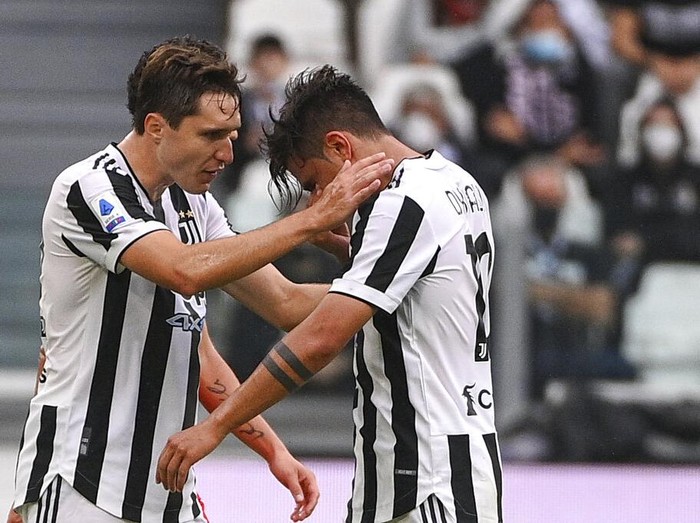 Juventus' Paulo Dybala leaves the pitch after suffering an injury during the Italian Serie A soccer match between Juventus and Sampdoria, in Turin, Italy, Sunday, Sept. 26, 2021. (Marco Alpozzi/LaPresse via AP)