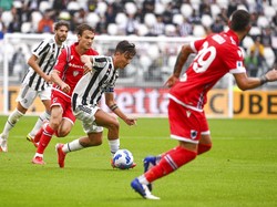 Di menit ke-21, Paulo Dybala ditarik keluar diganti oleh Dejan Kulusevski. Dybala mengalami cedera otot dan diyakini akan absen dalam waktu yang tidak sebentar (AP/Marco Alpozzi)