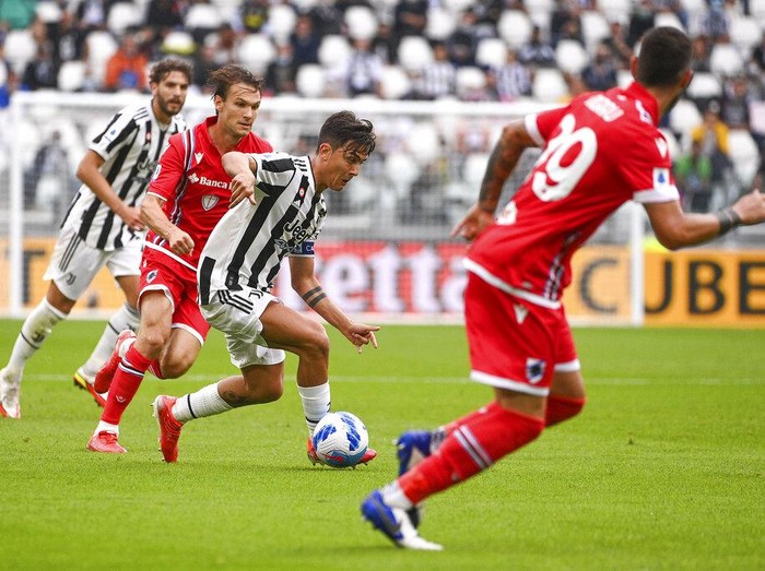 Juventus' Paulo Dybala leaves the pitch after suffering an injury during the Italian Serie A soccer match between Juventus and Sampdoria, in Turin, Italy, Sunday, Sept. 26, 2021. (Marco Alpozzi/LaPresse via AP)
